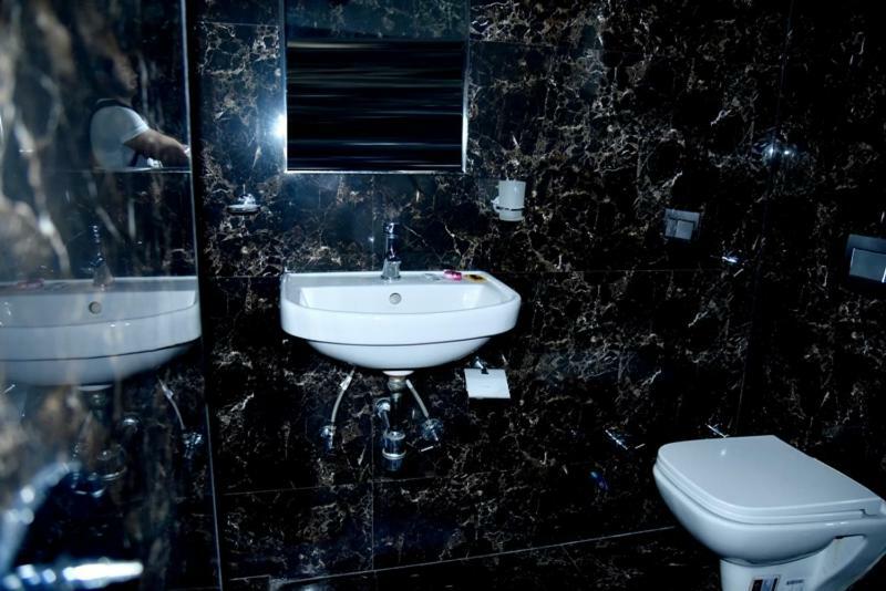 Hotel Royal Classic Bareli Zewnętrze zdjęcie